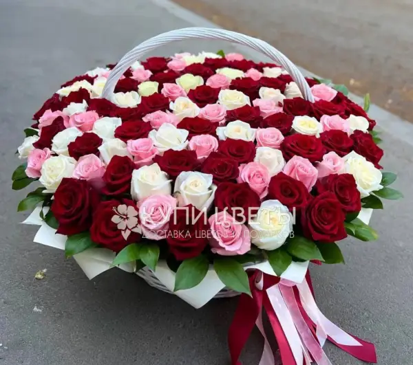 Корзина из 101  разноцветной розы