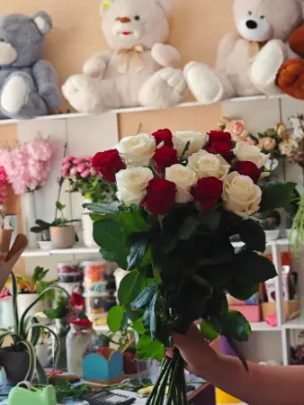 Букет из красных и белых роз под ленту