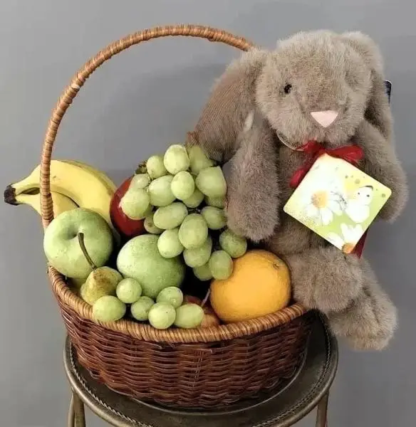 Фруктовая корзина с игрушкой 
