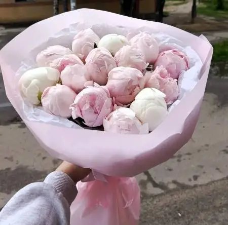 Букет из пионов в нежно-розовой упаковке.